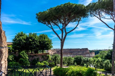 Flavian Amfitiyatrosu olarak da bilinen Büyük Roma Kolezyumu (Kolezyum, Colosseo) cephesi. Ünlü dünya simgesi. Manzaralı şehir manzarası.