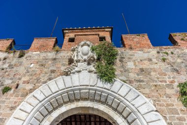 İtalya, Pisa, Piazza dei Miracoli giriş kemeri