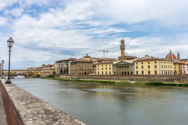 İtalya, Floransa 'daki Arno Nehri üzerindeki Ponte Vecchio.