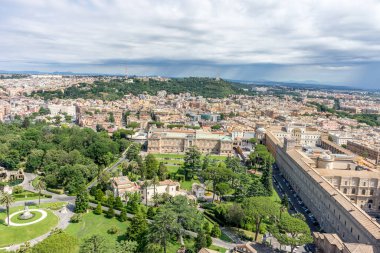 Roma Şehri ve Roma Panaroması Vatikan 'daki Aziz Peter Meydanı Bazilikası' nın tepesinden görülüyor