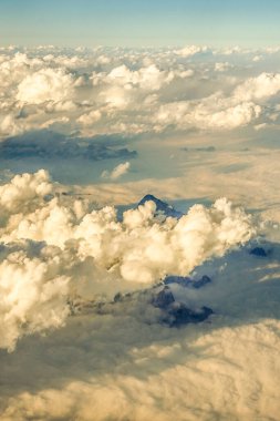 Avrupa 'da bir uçak penceresinden görülen Avusturya Alp Dağları karla kaplı bulutlar