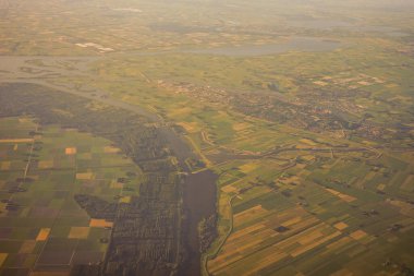 Venedik 'ten Schiphol, Avrupa' ya açılan bir uçak penceresinden görülen kara parçası.
