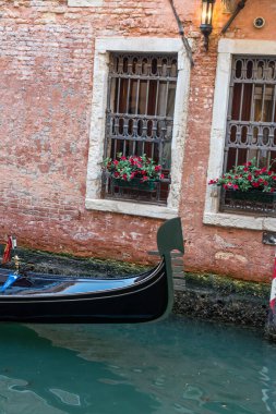 İtalya, Venedik, bir kanaldaki gondolun ön ucu.