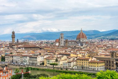 Palazzo Vecchio ve Duomo ile Floransa 'nın panaromik manzarası Piazzale Michelangelo' dan (Michelangelo Meydanı)