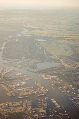Venedik 'ten Schiphol, Avrupa' ya açılan bir uçak penceresinden görülen kara parçası.