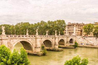 Roma, İtalya. Ünlü Sant 'Angelo Köprüsü manzarası. Tevere Nehri