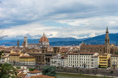 Bazilika Santa Croce ile Floransa 'nın panaromik manzarası Piazzale Michelangelo (Michelangelo Meydanı) ve Duomo Meydanı' ndan izlendi