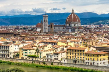 Floransa şehir manzarasının panaromik manzarası Piazzale Michelangelo Meydanı 'ndan (Michelangelo Meydanı) Filippo Brunelleschi tarafından tasarlanmış muhteşem Rönesans Kubbesi