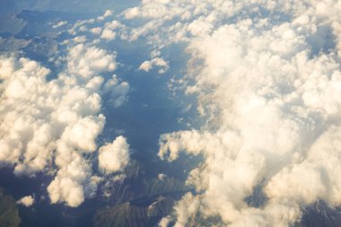 Avrupa 'da bir uçak penceresinden görülen Avusturya Alp Dağları karla kaplı bulutlar