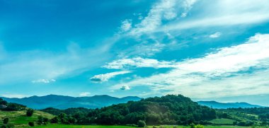 Avrupa, İtalya, Roma 'dan Floransa trenine, arkasında dağ olan bir su kütlesi