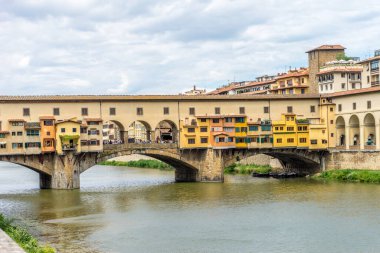 İtalya, Floransa 'daki Arno Nehri üzerindeki Ponte Vecchio.