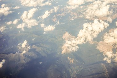 Avrupa 'da bir uçak penceresinden görülen Avusturya Alp Dağları karla kaplı bulutlar