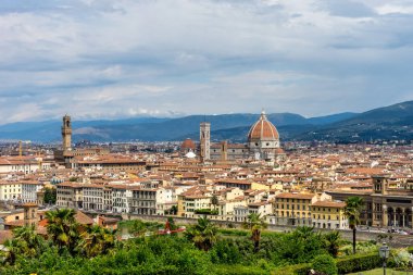 Palazzo Vecchio ve Duomo ile Floransa 'nın panaromik manzarası Piazzale Michelangelo' dan (Michelangelo Meydanı)