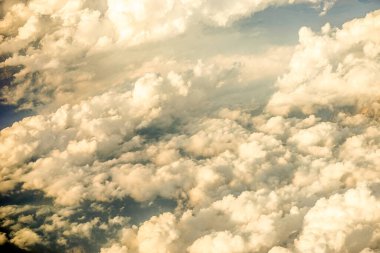 Avrupa 'da bir uçak penceresinden görülen Avusturya Alp Dağları karla kaplı bulutlar