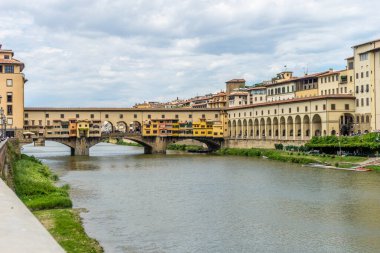 İtalya, Floransa 'daki Arno Nehri üzerindeki Ponte Vecchio.