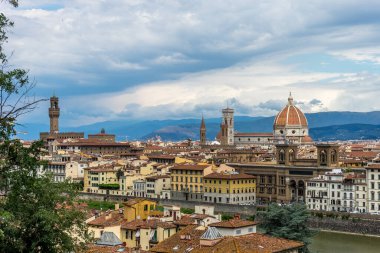 Floransa 'nın panaromik manzarası Palazzo Vecchio ve Duomo lamba direğiyle Piazzale Michelangelo' dan (Michelangelo Meydanı) izleniyor