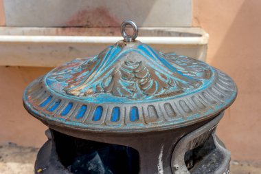 Bir çöp kutusunun üstünde mavi ve kahverengi