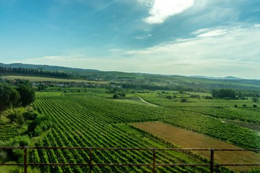 Roma 'dan Floransa' ya giden tren yolculuğunda gün doğumunda köy yeşil tarlasında görüldü.
