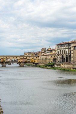 İtalya, Floransa 'daki Arno Nehri üzerindeki Ponte Vecchio.