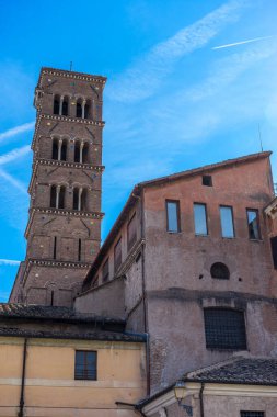 Roma 'daki Roma Forum' undaki antik kalıntılar. Ünlü dünya simgesi. Manzaralı şehir manzarası.