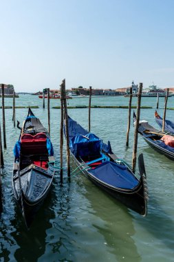 Gondollar Saint Mark Meydanı 'nda demirli.
