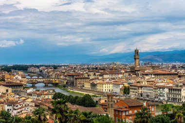 Floransa şehir manzarasının panaromik manzarası Piazzale Michelangelo 'dan (Michelangelo Meydanı) Ponte Vecchio ve Palazzo Vecchio ile