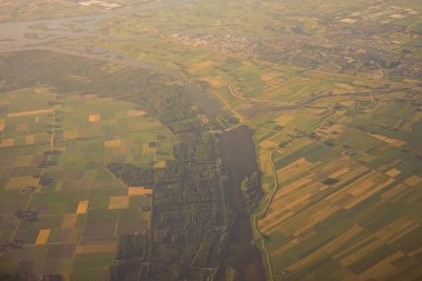 Venedik 'ten Schiphol, Avrupa' ya açılan bir uçak penceresinden görülen kara parçası.