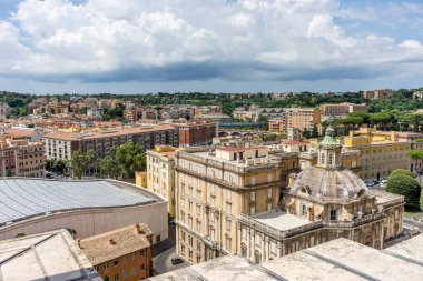 Roma Şehri ve Roma Panaroması Vatikan 'daki Aziz Peter Meydanı Bazilikası' nın tepesinden görülüyor