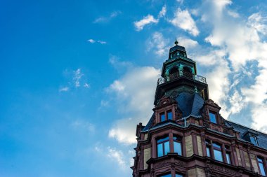 Almanya, Frankfurt, bir binanın tepesinde saati olan büyük bir kule.