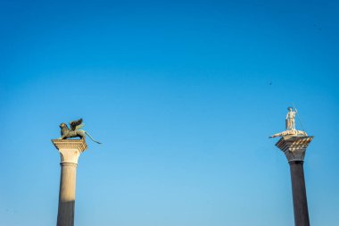 Piazzetta 'daki Venedik Aslanı ve batı köşesindeki St. Theodore.