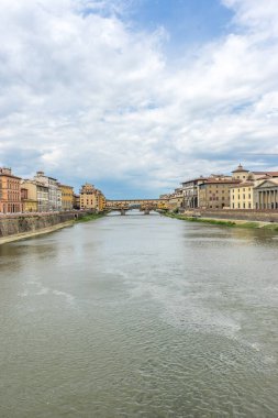İtalya, Floransa 'daki Arno Nehri üzerindeki Ponte Vecchio.