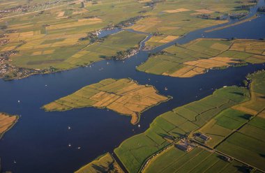 Venedik 'ten Schiphol, Avrupa' ya açılan bir uçak penceresinden görülen kara parçası.