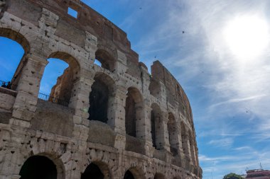 Flavian Amfitiyatrosu olarak da bilinen Büyük Roma Kolezyumu (Kolezyum, Colosseo) cephesi. Ünlü dünya simgesi
