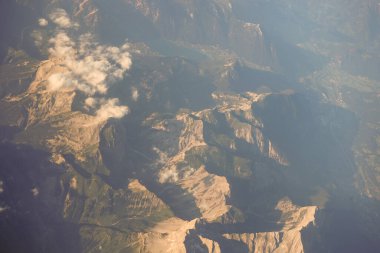 Avrupa 'da bir uçak penceresinden görülen Avusturya Alp Dağları karla kaplı bulutlar