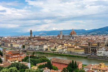 Palazzo Vecchio ve Duomo ile Floransa 'nın panaromik manzarası Piazzale Michelangelo' dan (Michelangelo Meydanı)
