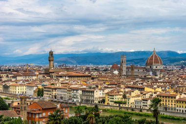 Palazzo Vecchio ve Duomo ile Floransa 'nın panaromik manzarası Piazzale Michelangelo' dan (Michelangelo Meydanı)