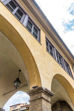 İtalya, Floransa 'daki Arno Nehri üzerindeki Ponte Vecchio.