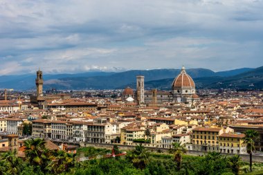 Palazzo Vecchio ve Duomo ile Floransa 'nın panaromik manzarası Piazzale Michelangelo' dan (Michelangelo Meydanı)