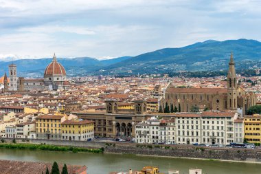 Bazilika Santa Croce ve Duomo ile Floransa 'nın panaromik görüntüsü Piazzale Michelangelo' dan (Michelangelo Meydanı)