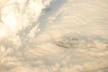 Avrupa 'da bir uçak penceresinden görülen Avusturya Alp Dağları karla kaplı bulutlar