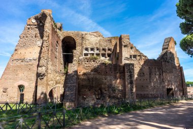 Roma 'daki Palatine Hill' deki Roma Forumundaki antik kalıntılar.