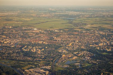 Venedik 'ten Schiphol, Avrupa' ya açılan bir uçak penceresinden görülen kara parçası.