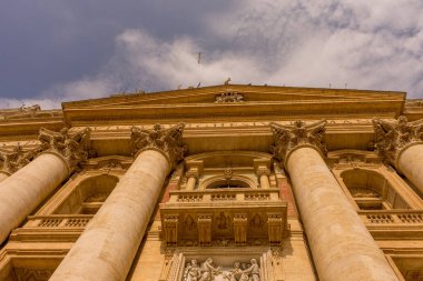 Vatikan Şehri, Roma, İtalya 'daki Aziz Peter Bazilikası cephesi