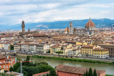 Palazzo Vecchio ve Duomo ile Floransa 'nın panaromik manzarası Piazzale Michelangelo' dan (Michelangelo Meydanı)