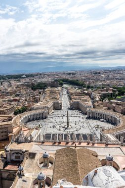 Aziz Peter Meydanı, Vatikan, Roma, İtalya 'daki bazilika üzerindeki kubbeden görüldü.