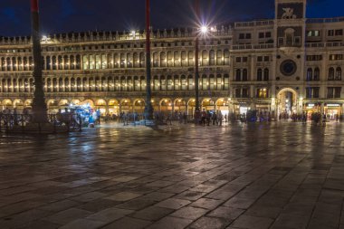 Piazza San Marco 'da bir gece, Venedik, İtalya' da St Mark 's Clocktower