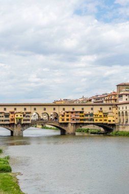 İtalya, Floransa 'daki Arno Nehri üzerindeki Ponte Vecchio.