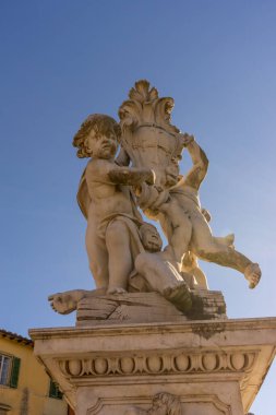 İtalya 'nın Toskana kentindeki Piazza del Miracoli Duomo meydanındaki eğimli sidik kulesi.