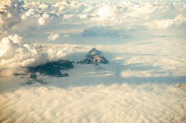 Avrupa 'da bir uçak penceresinden görülen Avusturya Alp Dağları karla kaplı bulutlar