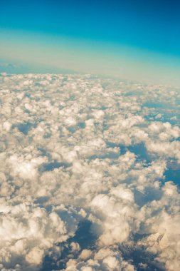 Avrupa 'da bir uçak penceresinden görülen Avusturya Alp Dağları karla kaplı bulutlar